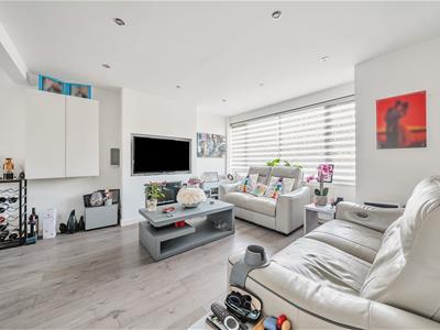Lounge/Dining Room: